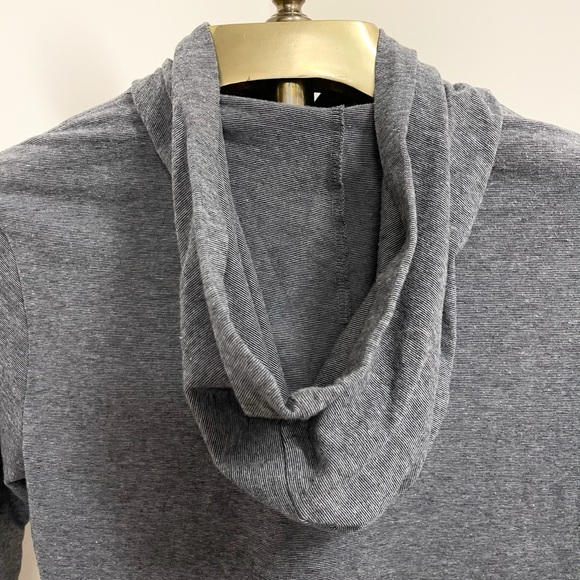 Awesome Vineyard Vines hooded t-shirt! - Picture 6 of 8